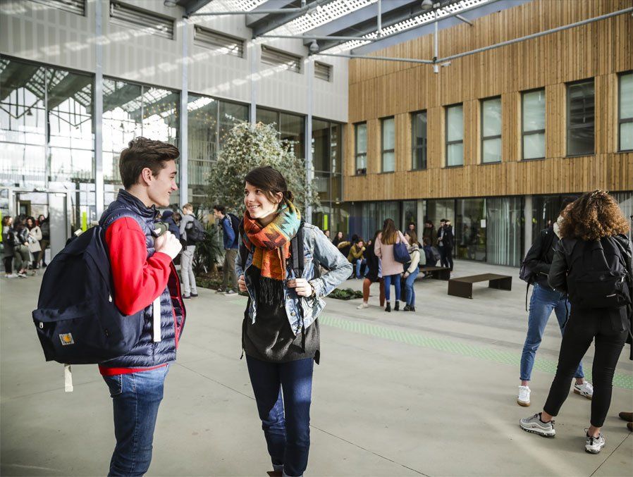 2 lycéens discutent dans le hall