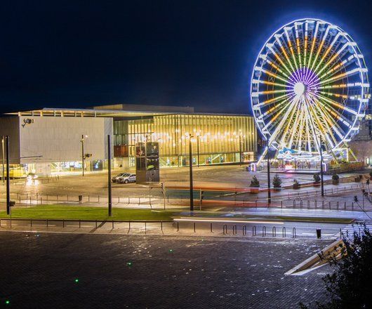 Espace culturel des Jacobins de nuit avec grande roue