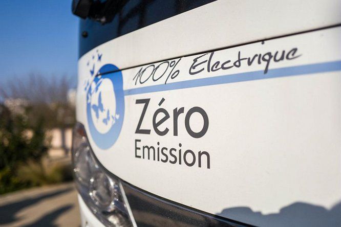 gros plan que le capot d'un car électrique zéro émission