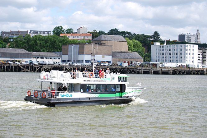 bateau navibus effectuant une mini-croisière au départ de l'hôtel de région