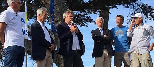 Inauguration de la Foiling school en compagnie de Gaël Brisson, vice-président du CNBPP, Serge Raphalen, président de la Ligue de Voiles des Pays de la Loire, et Franck Louvrier, conseiller régionale en charge du tourisme. Au centre, Yves Laine, maire du Pouliguen, Julien Bontemps et Loïc Peyron à droite