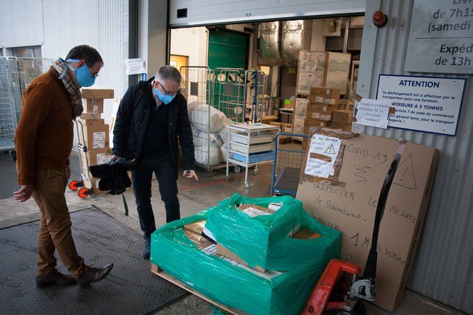 deux agents comptent des cartons de masques