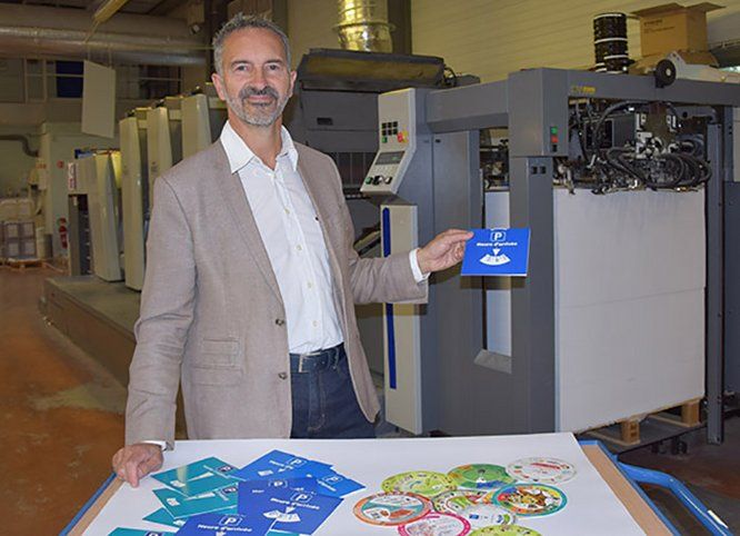 Jean-Pierre Boisiaud, le gérant de la SARL Chris and co, devant une machine offset.