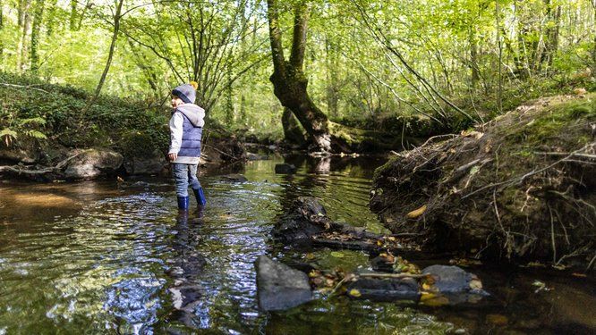 enfant qui joue dans l'eau