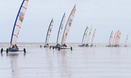 Plan large d'un groupe de char à voile sur la plage de St-Jean de Monts