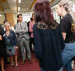 Viste de Christelle Morançais, présidente du Conseil régional des Pays de la Loire dans une salle de classe d'un lycée