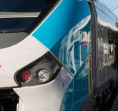 avant d'un train ter à l'arrêt en gare avec voyageurs sur le quai