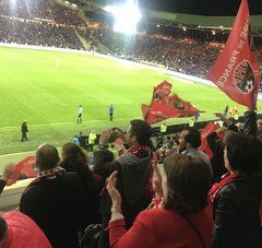 match de foot depuis les gradins remplis