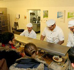 élèves font la queue au self devant les cuisiniers